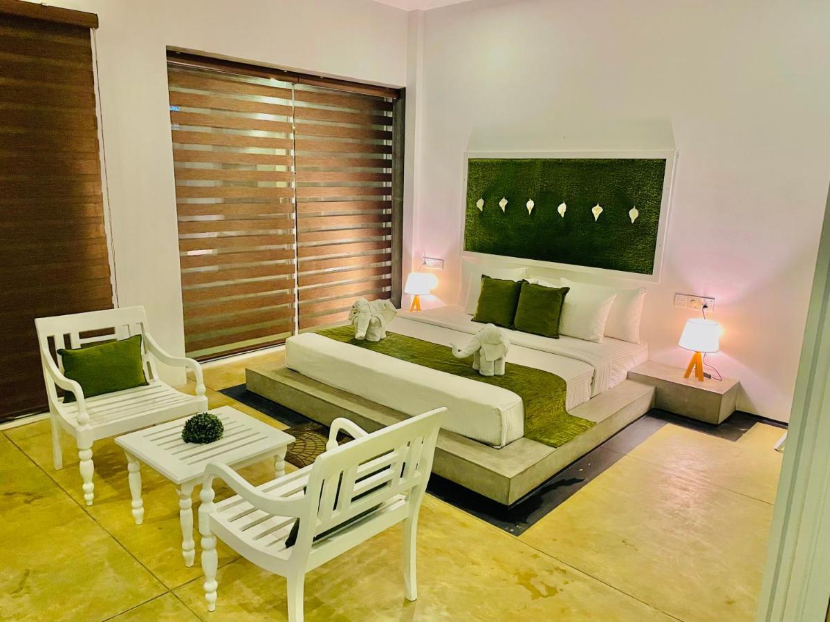 8 Plus Motels Negombo Bagian luar foto