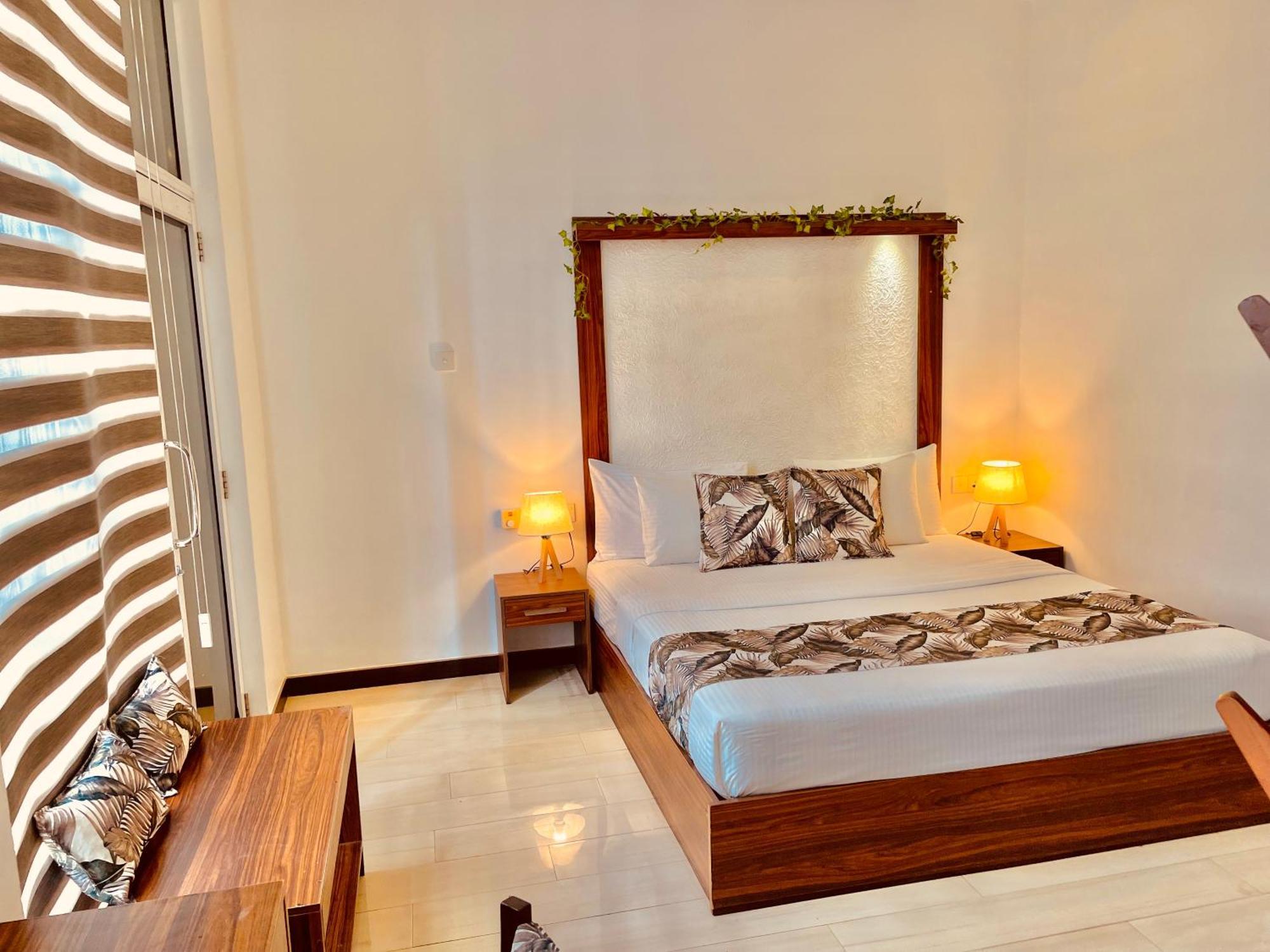 8 Plus Motels Negombo Bagian luar foto