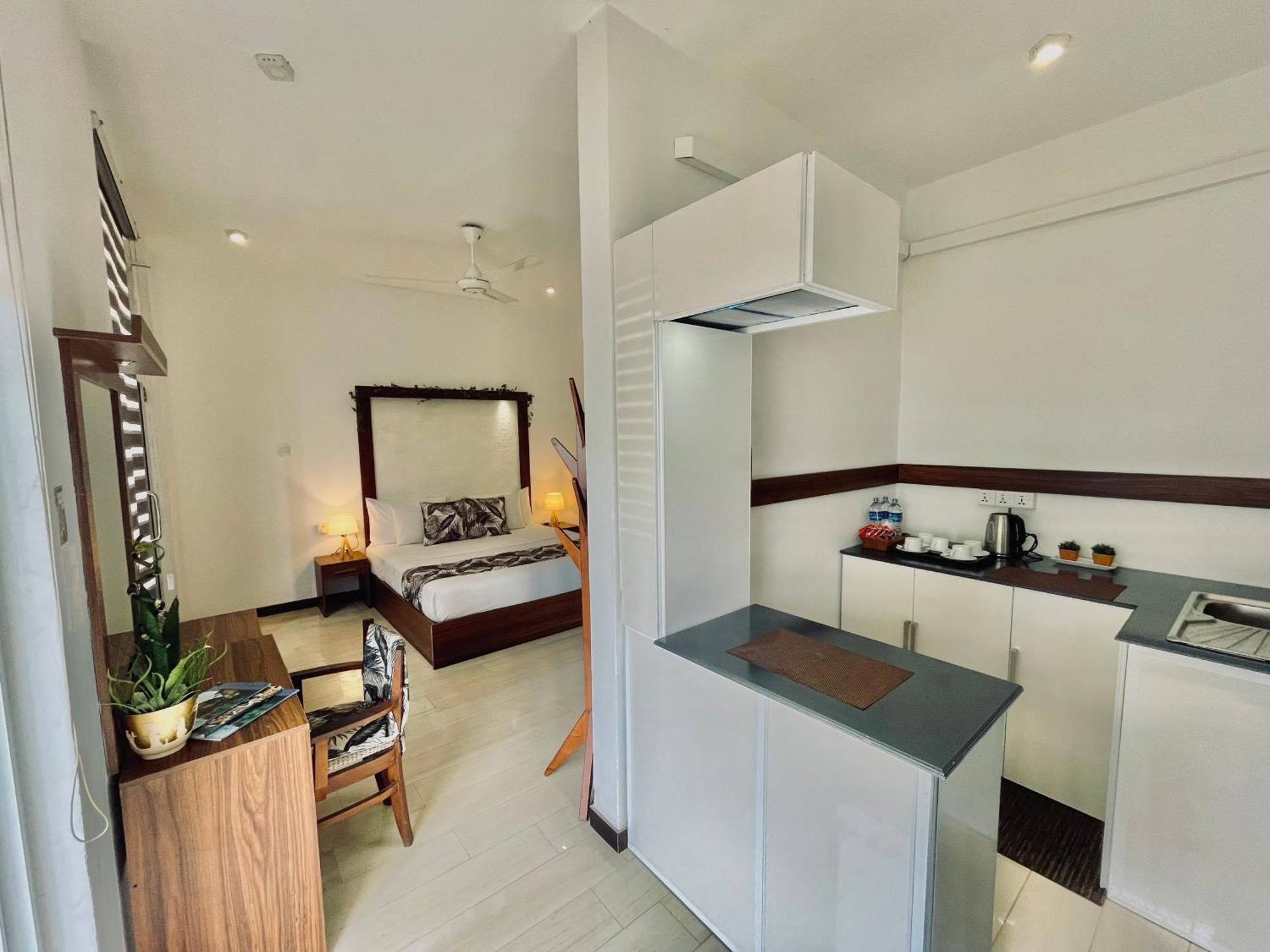 8 Plus Motels Negombo Bagian luar foto