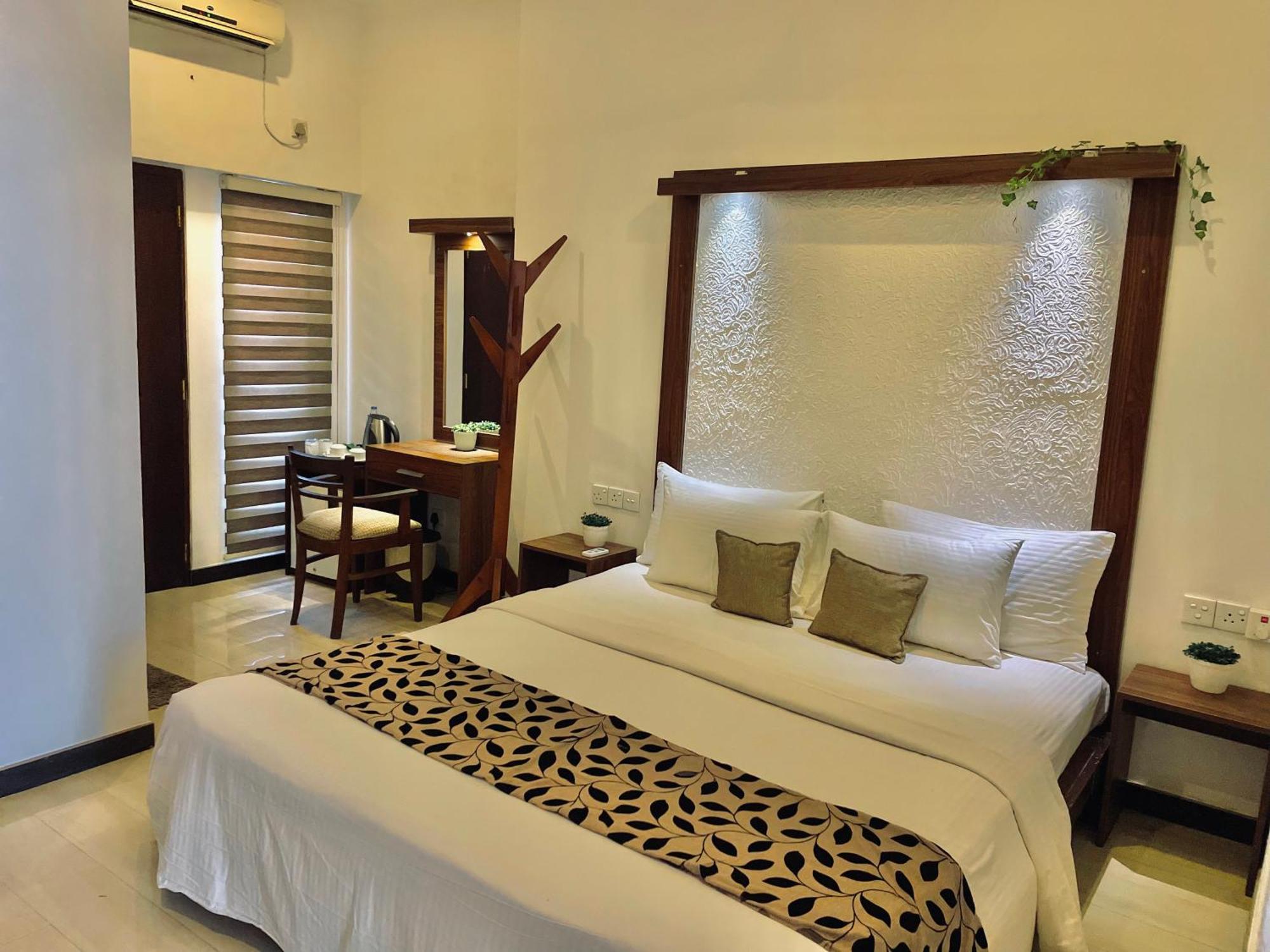 8 Plus Motels Negombo Bagian luar foto