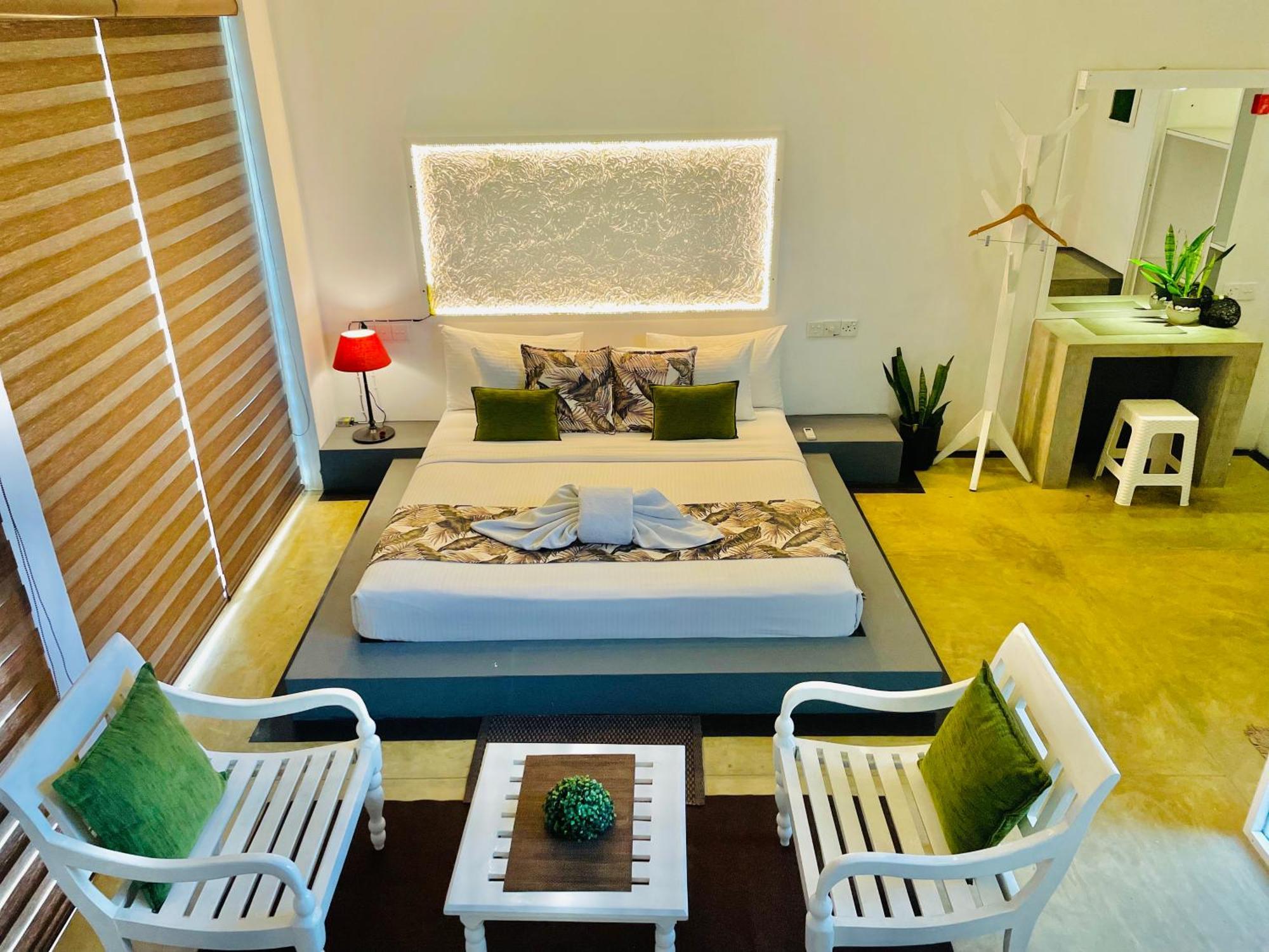8 Plus Motels Negombo Bagian luar foto